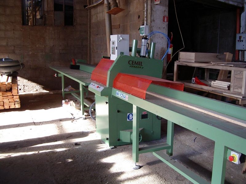 Troncatrice automatica con spintore usata